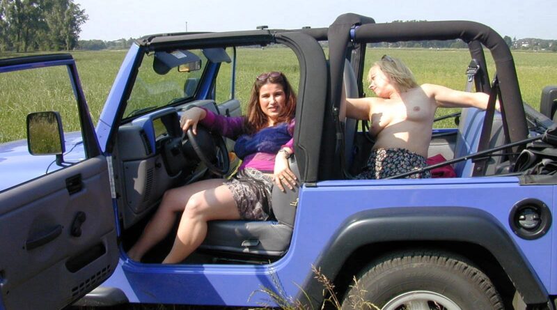 jeep 2 frauen 17 Zwei Frauen im Jeep